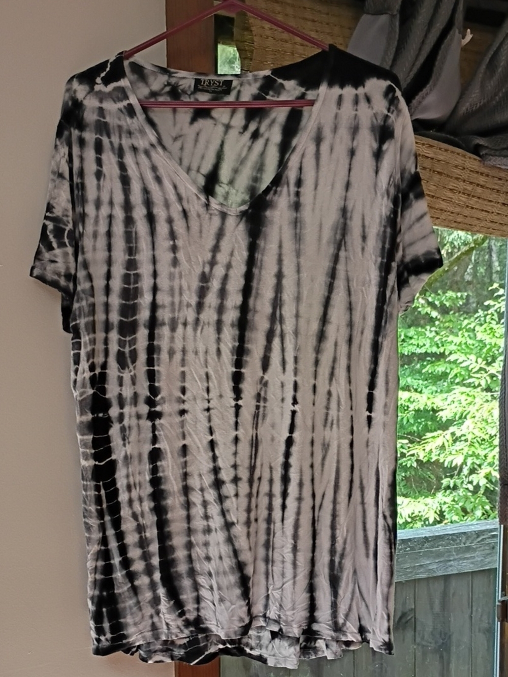 Tryst Black & White Tie-Dye V-Neck Short Sleeve Top
